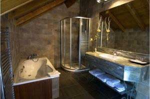 hotel con bañera de hidromasaje en la habitación en el pueblo de Escaló