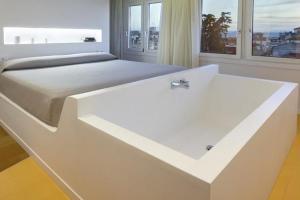 hotel con bañera en la habitación en Granada