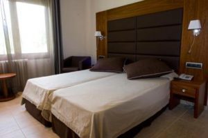 hotel con bañera de hidromasaje en la habitación en la provincia de Lleida