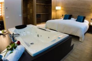 hotel con jacuzzi en la habitación en las afueras de Tarragona