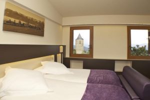 Hotel con jacuzzi en la habitación en Lleida