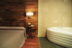 bañera de hidromasaje en la habitación en Soria