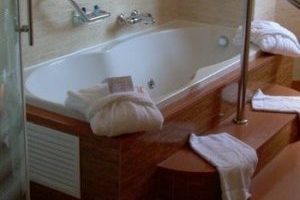 Gigantesco hotel con bañera de hidromasaje en el baño privado en Cádiz
