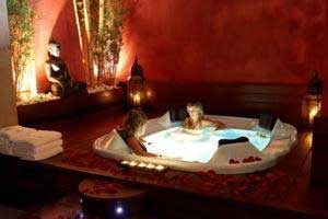 hotel con bañera de hidromasaje privada y jacuzzi en el spa en Lleida