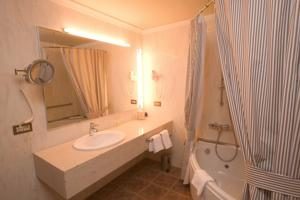 hotel con bañera de hidromasaje en la habitación en Falset