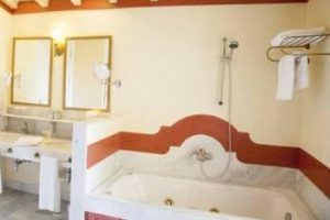 Gallardo hotel con bañera de hidromasaje en la habitación en el centro de Jerez